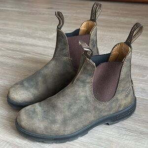 Blundstones - Women’s size 9.5 Classic Chelsea